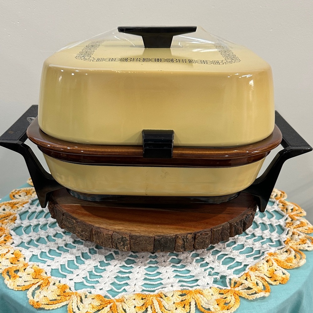 Vintage Cream Casserole Dish with Lid